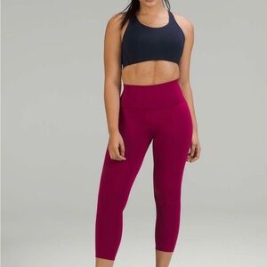 Alo Yoga Capri Leggings in Berry Size S